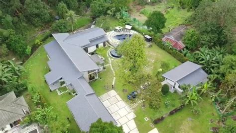 A striking feature of the property is the enveloping glass walls, which may be fully opened out to encompass the feeling of being one with nature with the view of the garden, pool, rivers and. Nouri Glass Villa, Destinasi Staycation Mewah Ada Private ...