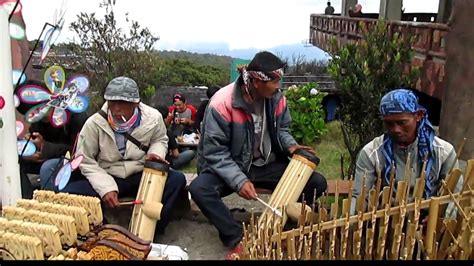 ᮃᮀᮊᮣᮥᮀ) adalah alat musik multitonal (bernada ganda) yang secara tradisional berkembang dalam masyarakat sunda di suku sunda alat musik ini dibuat dari bambu, dibunyikan dengan cara digoyangkan (bunyi disebabkan oleh benturan badan pipa bambu). ANGKLUNG, alat musik tradisional dari JAWA BARAT... - YouTube