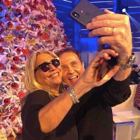 Oggi è particolarmente impegnato nella sua attività di imprenditore e possiede diverse società. Ex moglie Roby Facchinetti, chi è Mirella Costa: età, vita ...