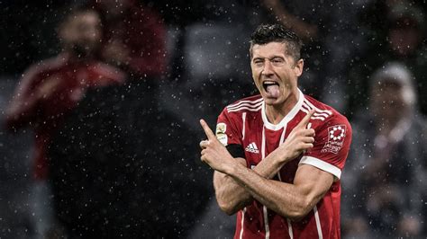 No Pain No Gain For Bayerns Inimitable Robert Lewandowski Bundesliga