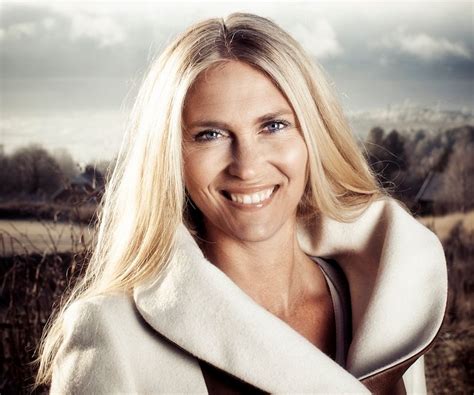 Classify Norwegian Singer Eli Kristin Hanssveen