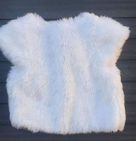 Magnifique Gilet Sans Manches En Fausse Fourrure Kiabi 9 Mois Beebs