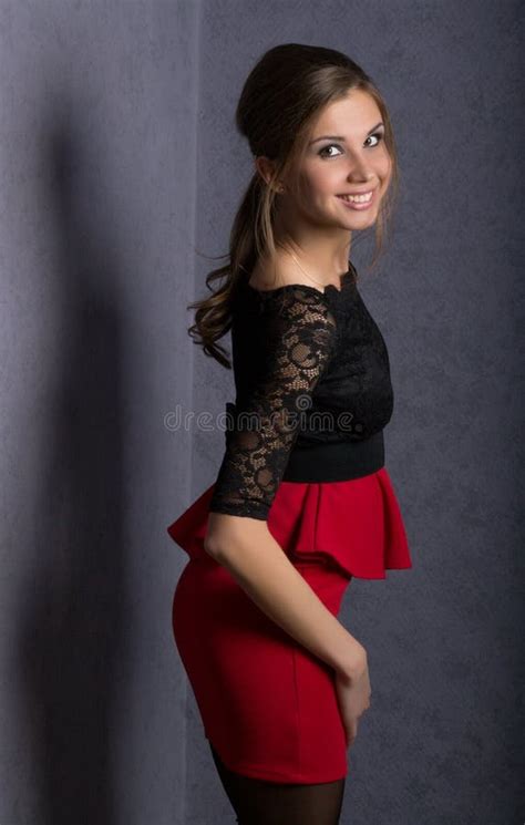 Mooi Sexy Donkerbruin Meisje In Rode Korte Rok Stock Afbeelding Image