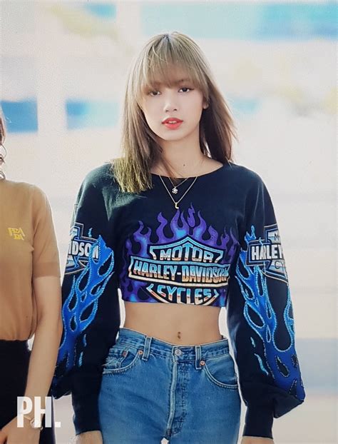 blackpink s lisa showed off her ant sized waist at the airport and drove everyone wild koreaboo