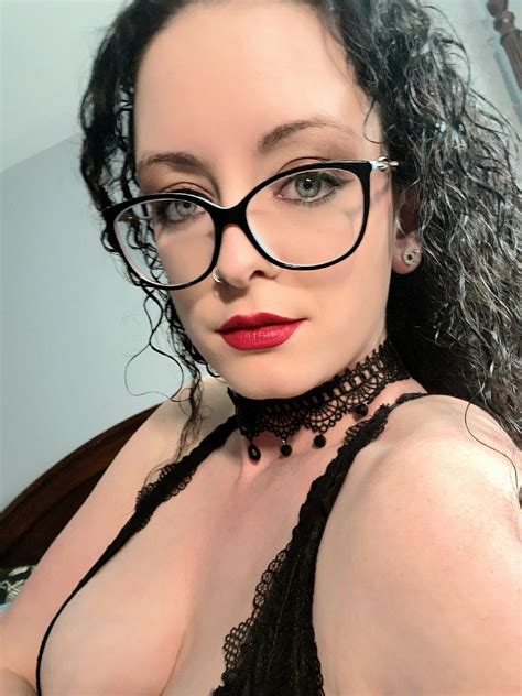 Love The Choker And Glasses Combo R Girlswithglasses
