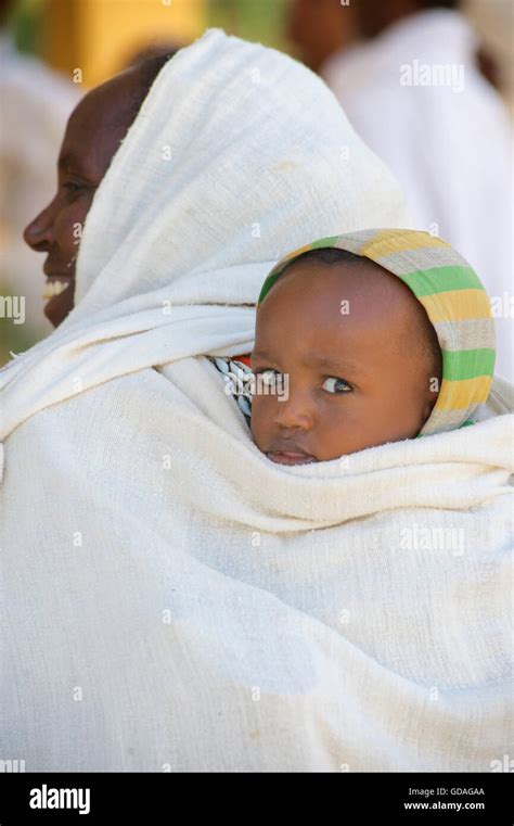 Ethiopian Carrying Baby On Back Hi Res Stock Photography And Images Alamy