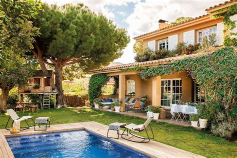 Un Jardín Mediterráneo Arropado Por Trepadoras En 2020 Jardines Casas