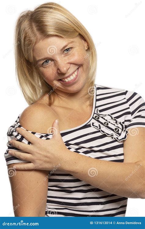 微笑的美女性光秃的肩膀 库存照片 图片 包括有 情感 方式 迷住 典雅 纵向 成人 查找 131613014