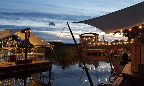 Strandhotellet ligger mitt i den lilla staden, nära till butiker, restauranger, småbåtshamn och klippor för ett dopp. Strandnära - Öregrund / Roslagen