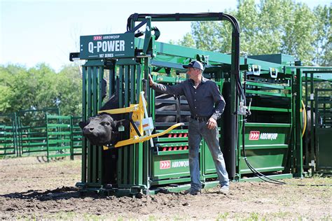 Cattle Handling Equipment Hydraulic Squeeze Crush Sweep Pen