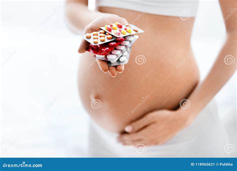 Schwangerschafts Vitamine Und Medikationen Schwangere Frau Mit Pillen