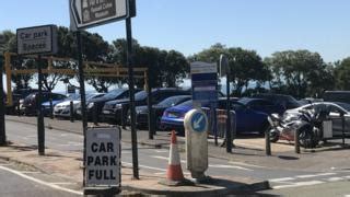 Bournemouth beach: 'Major incident' as thousands flock to coast - BBC News