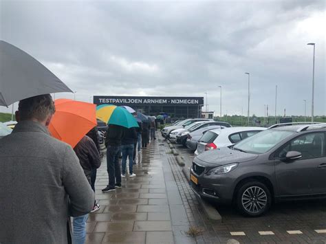 Bij ons kun je op diverse plekken in nederland pcr testen doen met certificaat voor reizen. Chaotische taferelen bij Testen voor Toegang: NEC ...