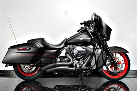 I noticed a few members here with red bikes. ** STREET GLIDE ** BAGGER ** 103CI / VANCE & HINES EXH ...