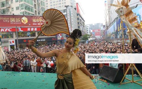 Thailändische Tänzerin Während Des Thai Fruits And Food Festival In Chengdu
