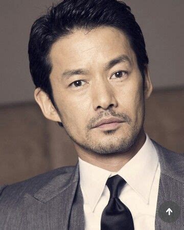 水谷 果穂・竹野内 豊・山崎 育三郎「イチケイのカラス」 フジテレビ系 21:00～ 主演・入間みちお 役. 竹野内豊の髪型【昔〜今】ショート〜ロン毛まで全種の ...
