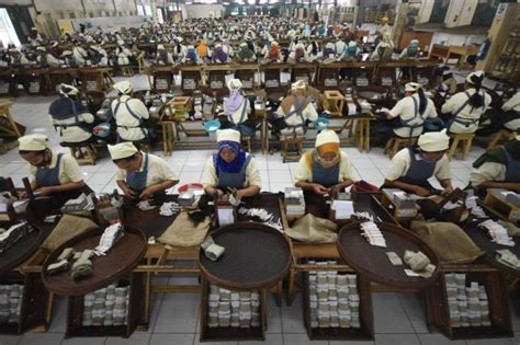 Lamunanku dikejutkan oleh suaranya yang besar. Perusahaan Rokok Asing Pembayar Cukai Murah Harus Ditertibkan