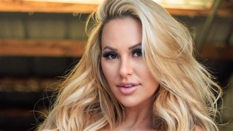 see kindly myers flash her buns in barely there bikini