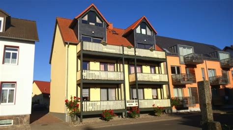 Hier wohnen sie in der „hafenresidenz waren (müritz) und sind in nur wenigen gehminuten im ortskern mit seinen verschiedenen einkaufsmöglichkeiten. Monteurzimmer: Ferienwohnungen am Seeufer Balkon und ...