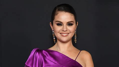 Selena Gomez Macht Mit Sunset Yellow Gelben Nagellack Zum Berraschendsten Manik Re Trend Im
