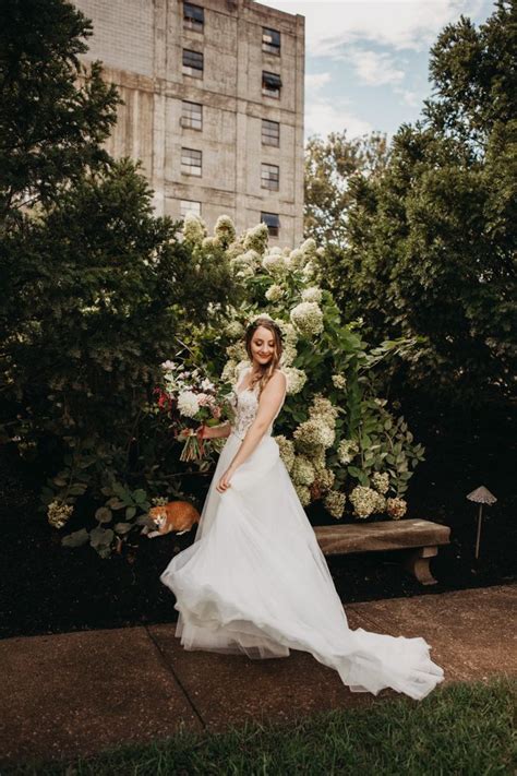 I thought i was going to get at least similar if not the same as the listing picture. This Frankfort, Kentucky Wedding Looks Like a European ...