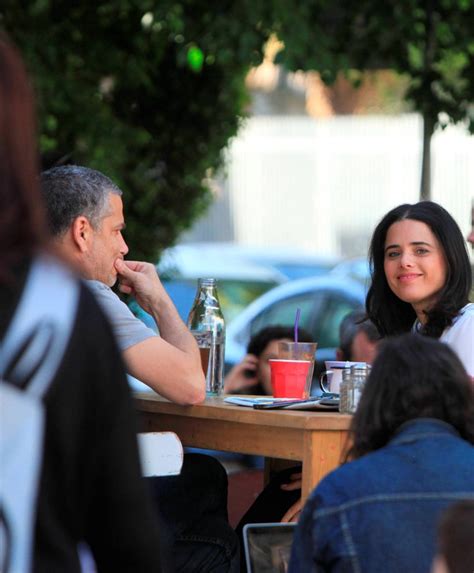 שפי פז, ממובילי המאבק נגד תופעת המסתננים והשוהים הבלתי חוקיים, יצאה בקריאה לתושבי השכונות. איילת שקד וינון מגל בזמן איכות