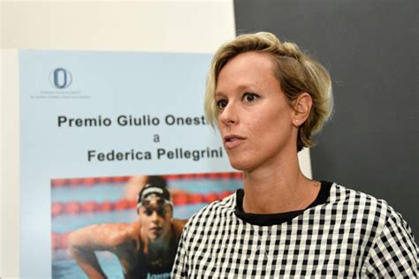 Il calcio rotante della fede! Pink vibes, Federica Pellegrini spiazza tutti sui social ...