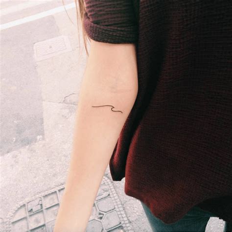 Onda sulla pelle: idee per tatuaggi grandi e piccoli