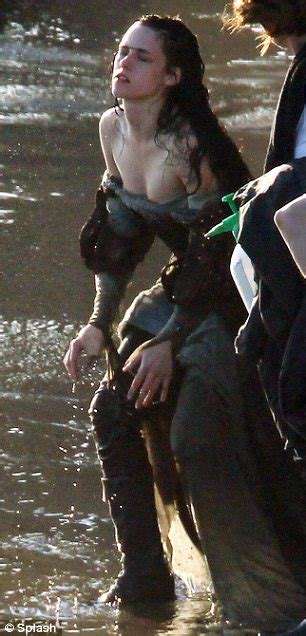 I heart butterflies (bok) beth gunnell, cindy wilde, felicity french, hannah davies, jessie eckel, sally moret. Kristen Stewart flashes her Snow White flesh filming wet ...