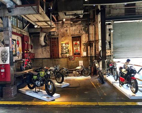 Going big with small mobile retail carts — knstrct. #cycleshop #motogarage | Garage cafe, Garage design ...