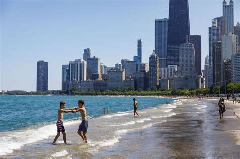 With Lake Michigan's high water levels, city installing barriers along lakefront - Chicago Tribune
