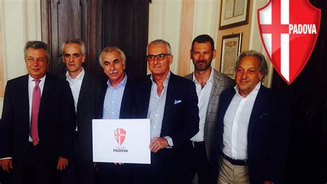Lo stadio euganeo è l'impianto sportivo più grande e importante della città di padova, e con i suoi 32.000 posti a e' stato inaugurato nel 1994 e da sempre è la casa del padova calcio, anche se è. Calcio Padova: nuovi soci, nuovo logo e nuovo stadio al ...