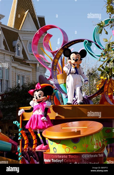 De Mickey Y Minnie Mouse En El Desfile De Carrozas Main Street Usa