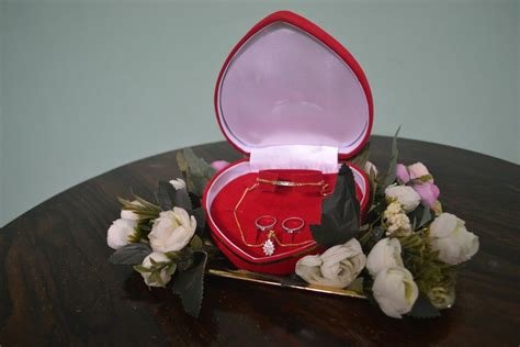 Namun demikian untuk pernikahan adat jawa ada beberapa. Hantaran Pernikahan Perhiasan