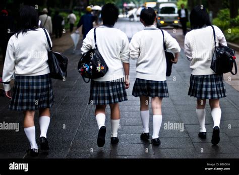 Japanese Schoolgirls Stockfotos Und Bilder Kaufen Alamy