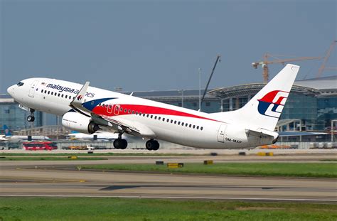 No ambient lighting or personal entertainment screens unfortunately! Malaysia Airlines Boeing 737-800 Takeoff - AERONEF.NET