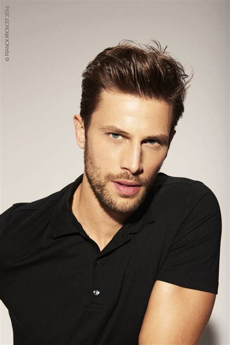 Esempio per tagli di capelli maschili alla moda con il ciuffo scalato pettinato a lato. Taglio capelli uomo Moda Franck Provost primavera estate ...