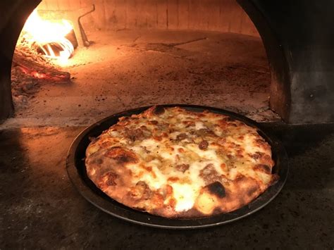 Valge kaste peet marineeritud sibul kitsejuust balsamico kreem rukola juust. Pizzeria Tèmpora a San Marco Evangelista, la nuova ...