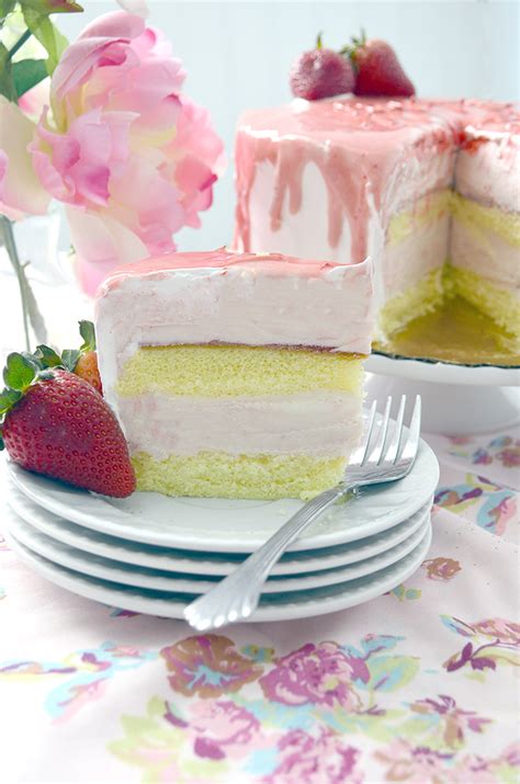 Real flowers may fade away, but this delicious cake will be something your this simple and stunning mother's day cake is the perfect way to create something beautiful and delicious for mom! Mother's Day Made Easy Strawberry Splendor Cake - Pink Cake Plate