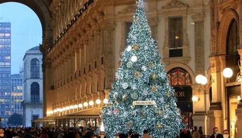 La formella albero di natale (2020) è stata disegnata da giancarlo solimene e prodotta da ceramica artistica solimene. Alberi di Natale più belli al mondo: tre sono italiani