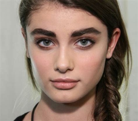 Top 4 Thick Eyebrows For Eye Makeup For Its Unique Style