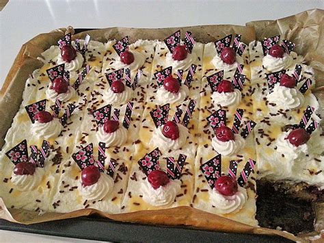 Anstelle von schmand könnte man auch halb creme fraiche und halb sauerrahm/saure sahne. Kirsch - Eierlikör - Blechkuchen mit Schmand - Sahne von ...