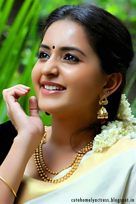 Lovely Natural Smile And Original Kerala Tradition Look Bhama Malayalam Film Actress Stills