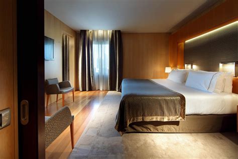 К услугам гостей eurostars grand marina hotel круглосуточная стойка регистрации, услуги консьержа, обмен валюты, камера хранения багажа, сейф. Photos and Videos of the Eurostars Grand Marina Hotel ...