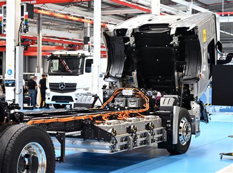 Daimler Erprobt E Lkw Mit Reichweite Von 500 Kilometern