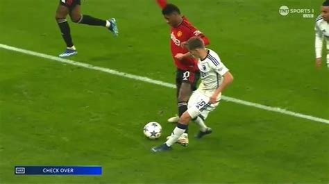 Marcus Rashford sent off for ugly tackle during pivotal Man Utd
