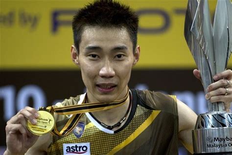 Lee began to learn badminton at the age of 11, when his father, who liked to play the game, brought him to the badminton hall. Biodata Lee Chong Wei