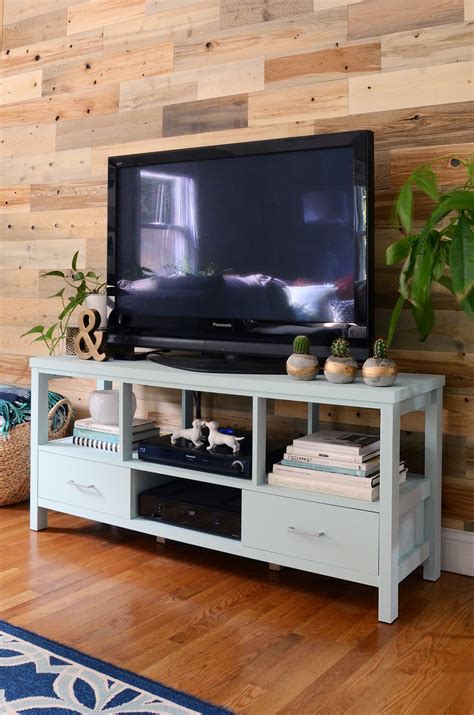 Looking for a cheaper diy alternative to getting a piece of furniture professionally reupholstered? How To Chalk Paint Furniture - DIY Chalk Painting
