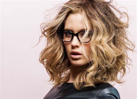 Here is a little guide on which short hairstyles go well with each face type so that you can nail the art of looking feminine with short hair. How to Wear Glasses with Big Bold Frames - Hair ...
