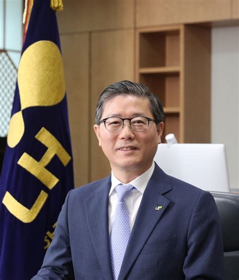 변창흠 장관의 사의 표명은 오후 5시에 발표됐습니다. 변창흠 LH 사장 취임..."사람 먼저 생각하는 주거복지" - 이로운넷